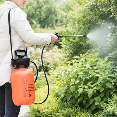 pulverisateur a main orange accrocher sur epaule brumisant plantes
