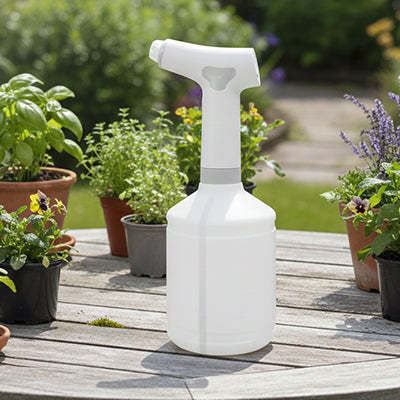 pulverisateur electrique epose sur table entoure plante en pot