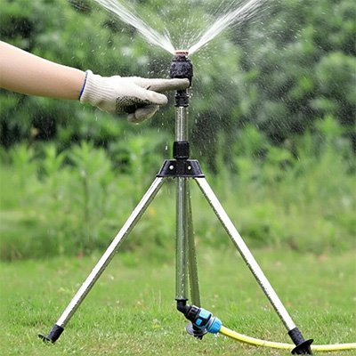 Arroseur oscillant ajuster par main arrosant le gazon