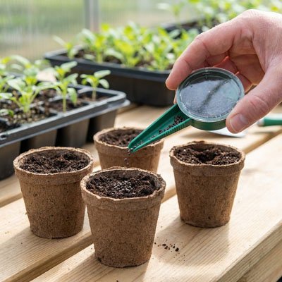 Semoir de précision vus gros plan seme graines dans pot