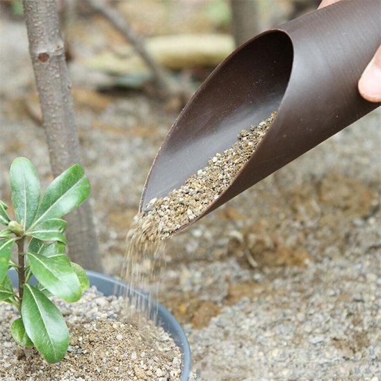 ajout de fine rocaille avec la petite pelle jardin