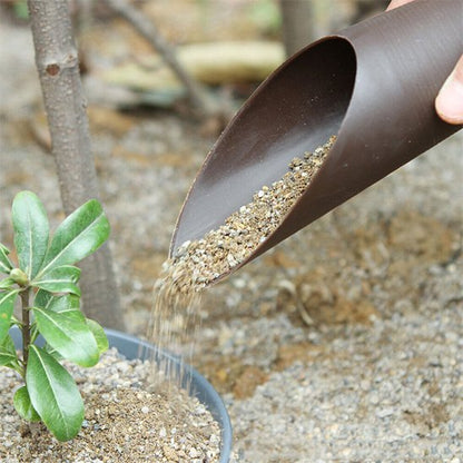 ajout de fine rocaille avec la petite pelle jardin