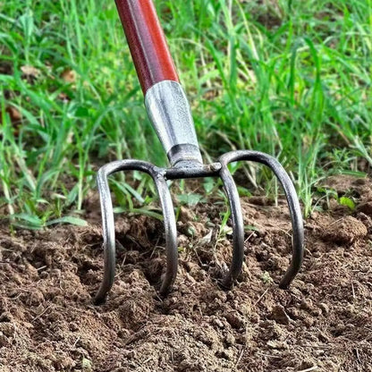 fourche courbée planté dans la terre