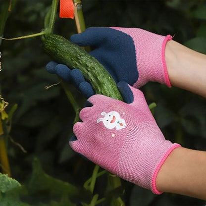 Gant de jardinage enfant qui récolte légume