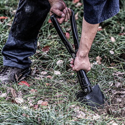 homme qui utilise Pelle de jardin dans un sol gazonné