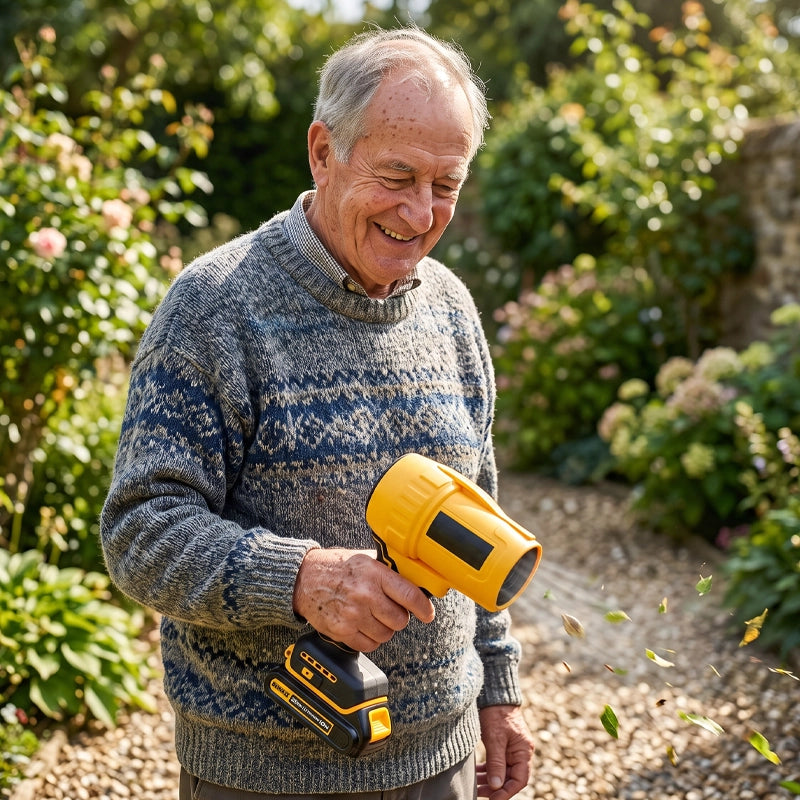 homme utilisant son Souffleur de feuilles sur batterie vue de proche