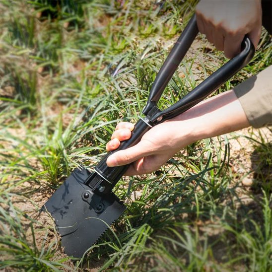 Pelle de jardin utilisé en démontrant l'endos de la pelle