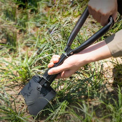 Pelle de jardin utilisé en démontrant l'endos de la pelle