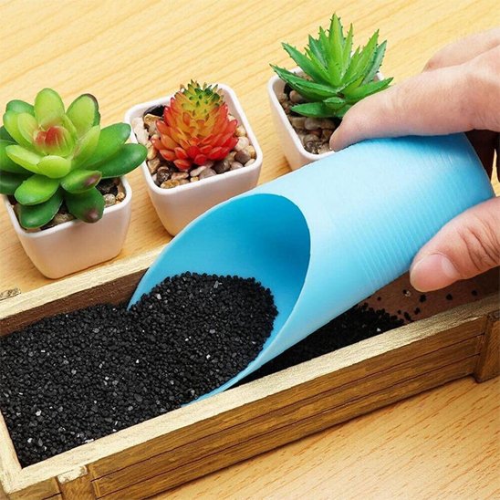 personne qui ajoute de la terre avec petite pelle jardin dans un pot rectangulaire