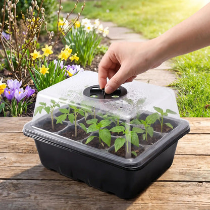 personne qui ajuste l'ouverture de la mini serre de jardin