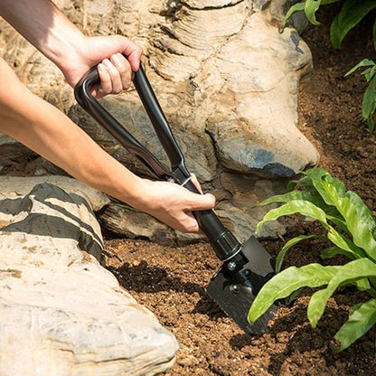 personne qui creuse avec la Pelle de jardin autour d'une plante
