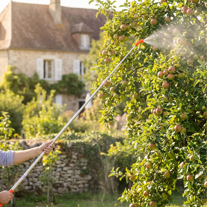 personne qui utilise lance telescopique pulverisateur pour son arbre a fruit