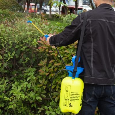 personne qui utilise un Pulvérisateur à pression