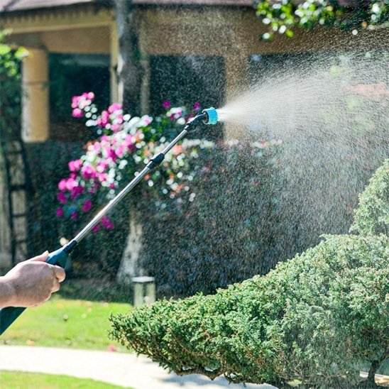 personne qui utilise un Pulvérisateur lance télescopique