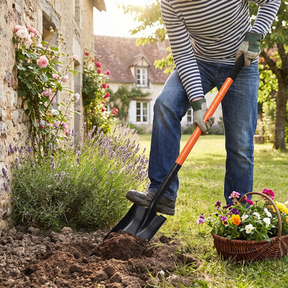 personne utilisant beche jardinier pour transplanter fleurs