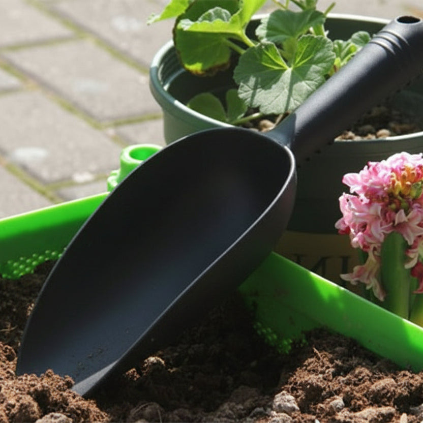 petite pelle jardin déposé dans un pot de terre