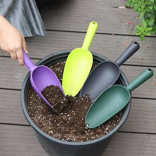 petite pelle jardin déposé dans un pot de terre