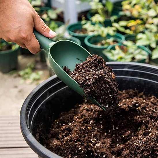 petite pelle jardin qui contient de la terre prit dans un pot dans l'arrière cour