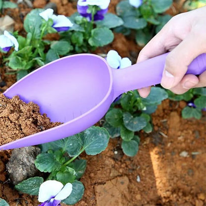 petite pelle jardin tenu par une main transportant terre