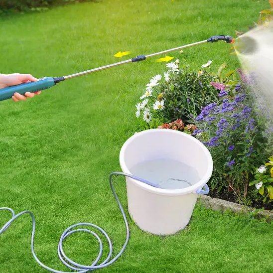 Pulvérisateur lance télescopique qui prends sa source dans un sceau d'eau