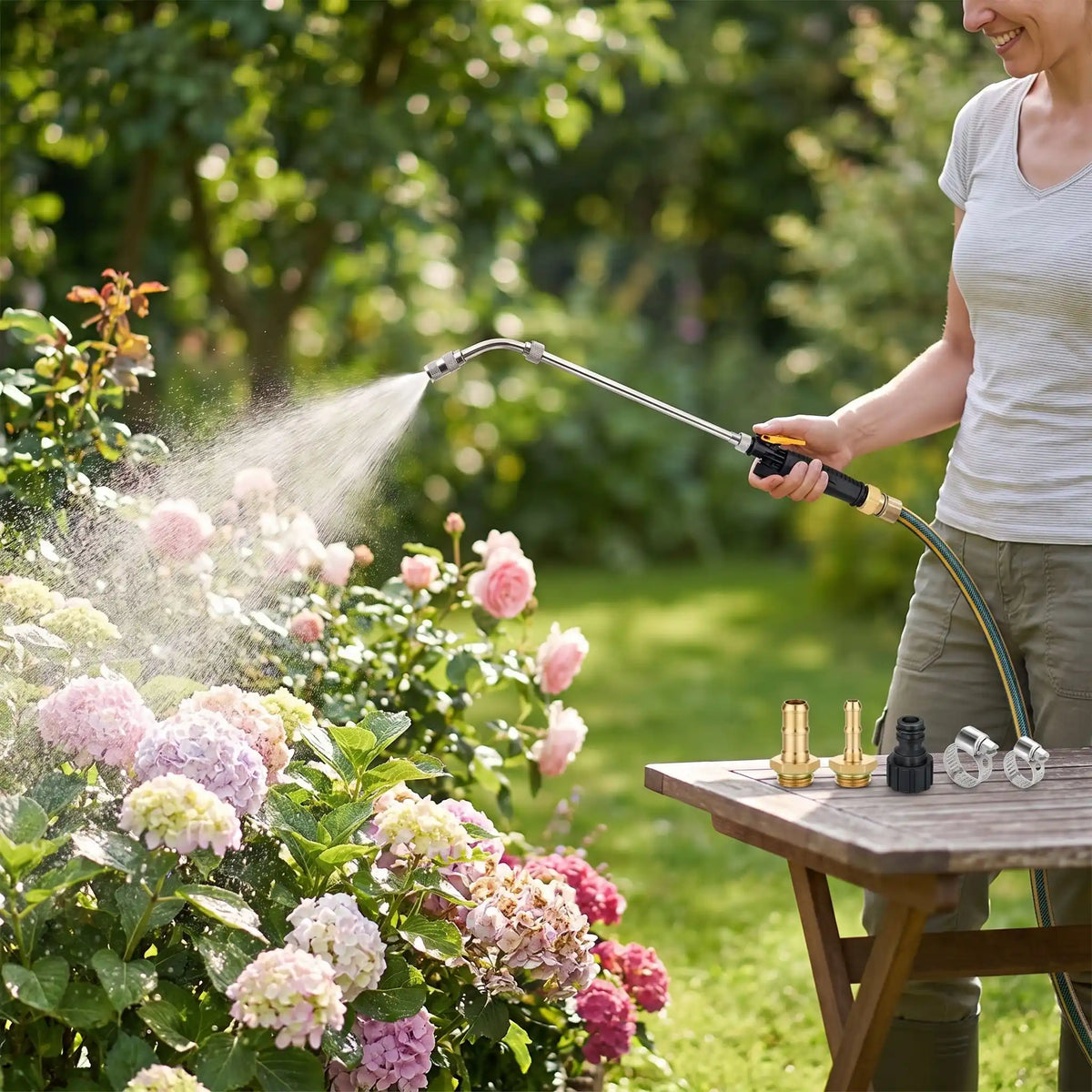 pulvérisateur lance utilise par personne pour arroser fleur rose