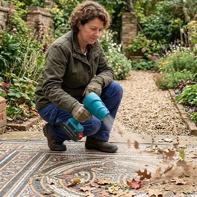 Souffleur de feuilles utilisé par femme